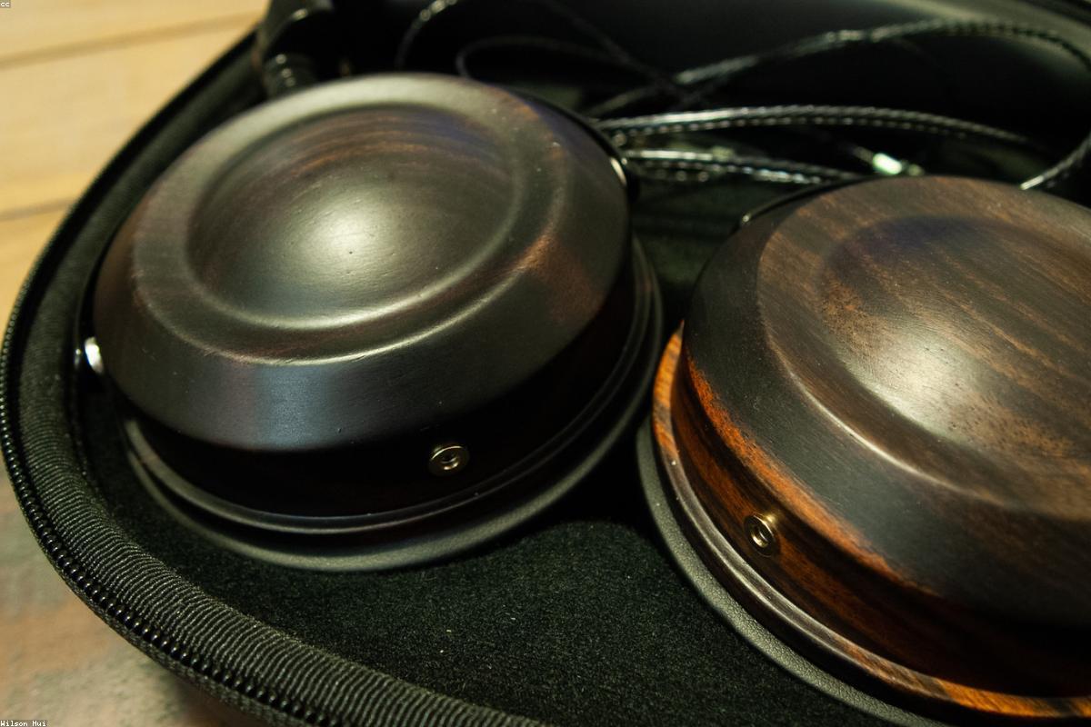 Atelier de fabrication de casques avec outils d'assemblage